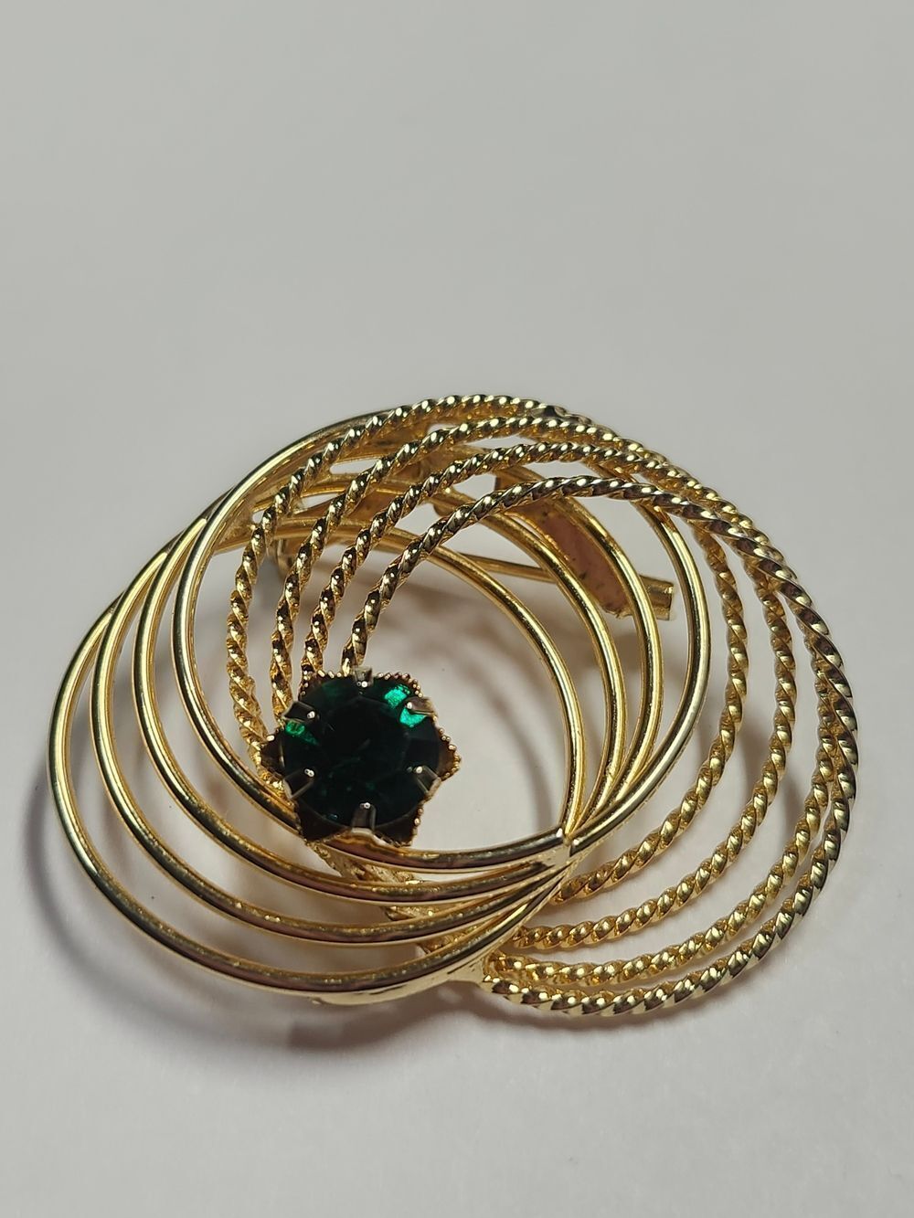 Vintage Estate Gold Tone Swirl Pin  Brooch Emerald Green Glass Stone